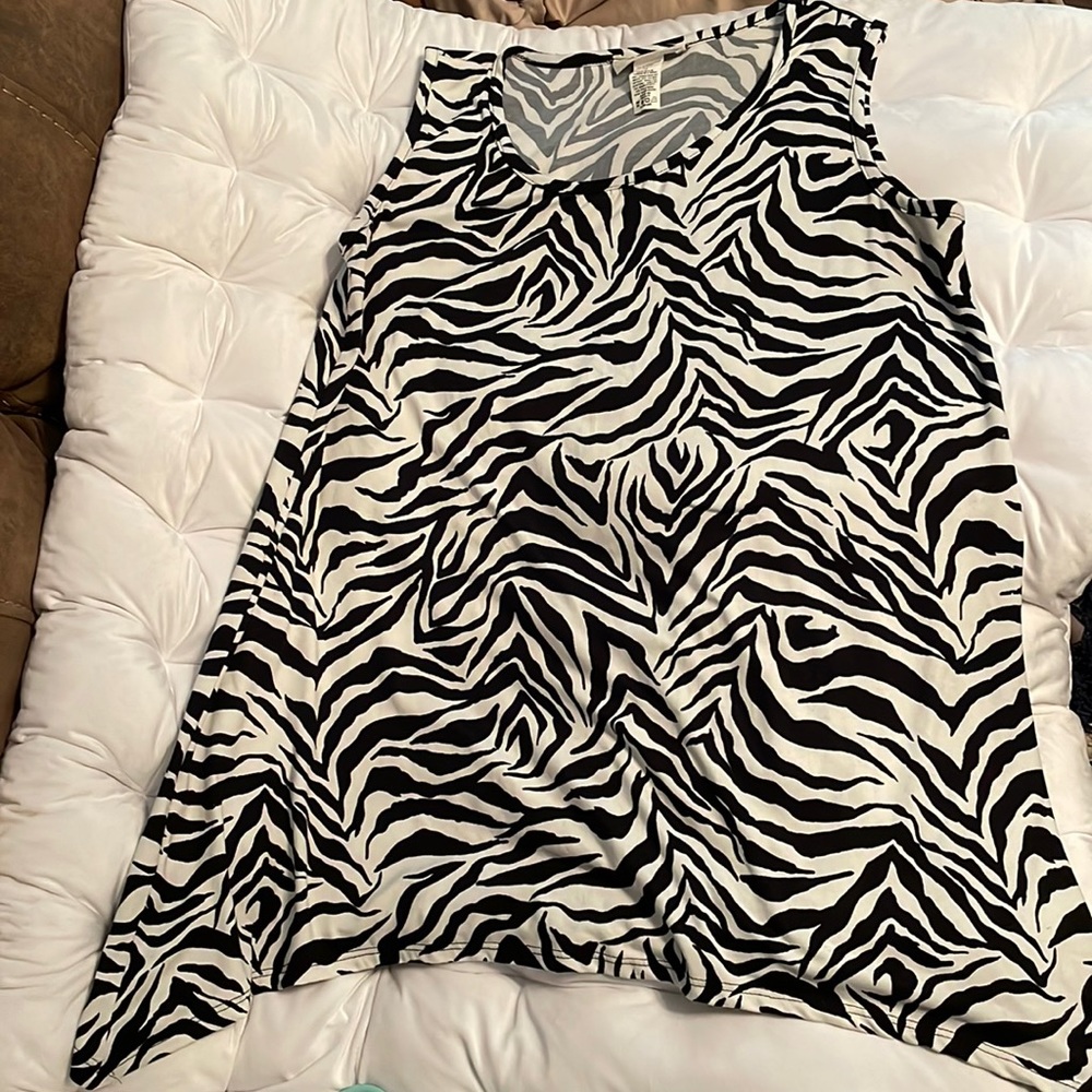 Urban rebel brand size 1x black and white long shirt